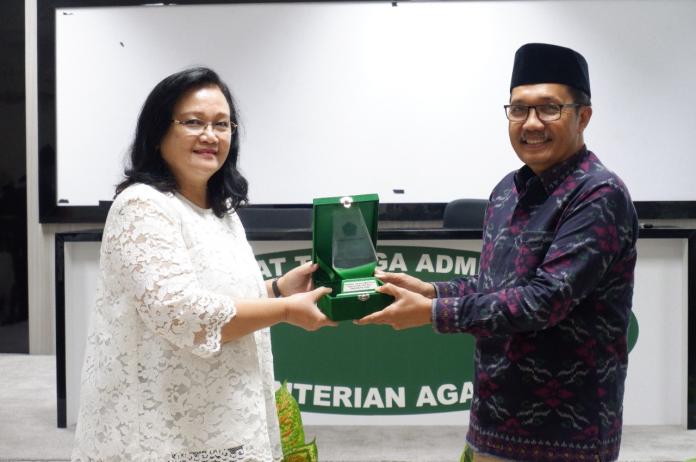 Benchmarking Pusdiklat Aparatur Perdagangan Kementerian Perdagangan ke Pusdiklat Tenaga Administrasi