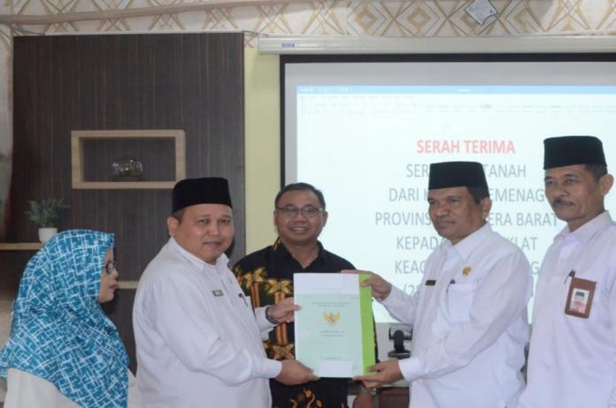 Sesban Muharam Jadi Saksi Alih Status BMN Tanah di BDK Padang