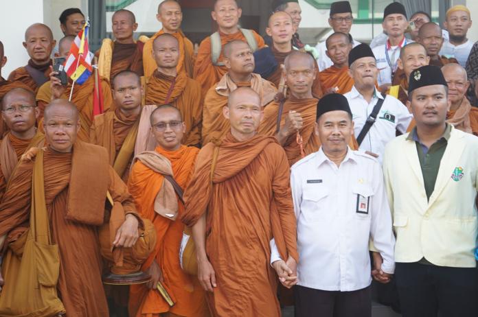Wujudkan Moderasi Beragama, Kankemenag Brebes Sambut 32 Biksu Thudong