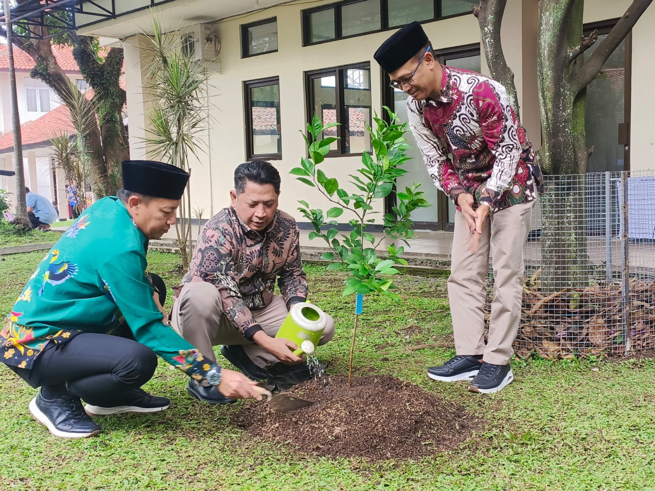 Dukung Eco Campus, Kepala BMBPSDM Tanam Pohon di BDK Bandung