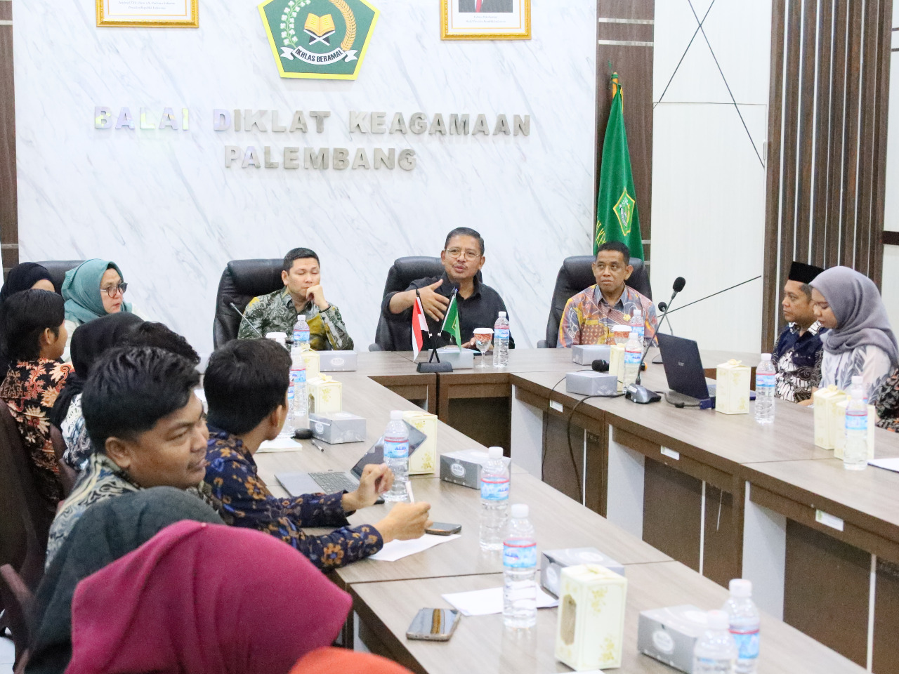 Humas Harus Responsif Mencari dan menyebarkan Berita