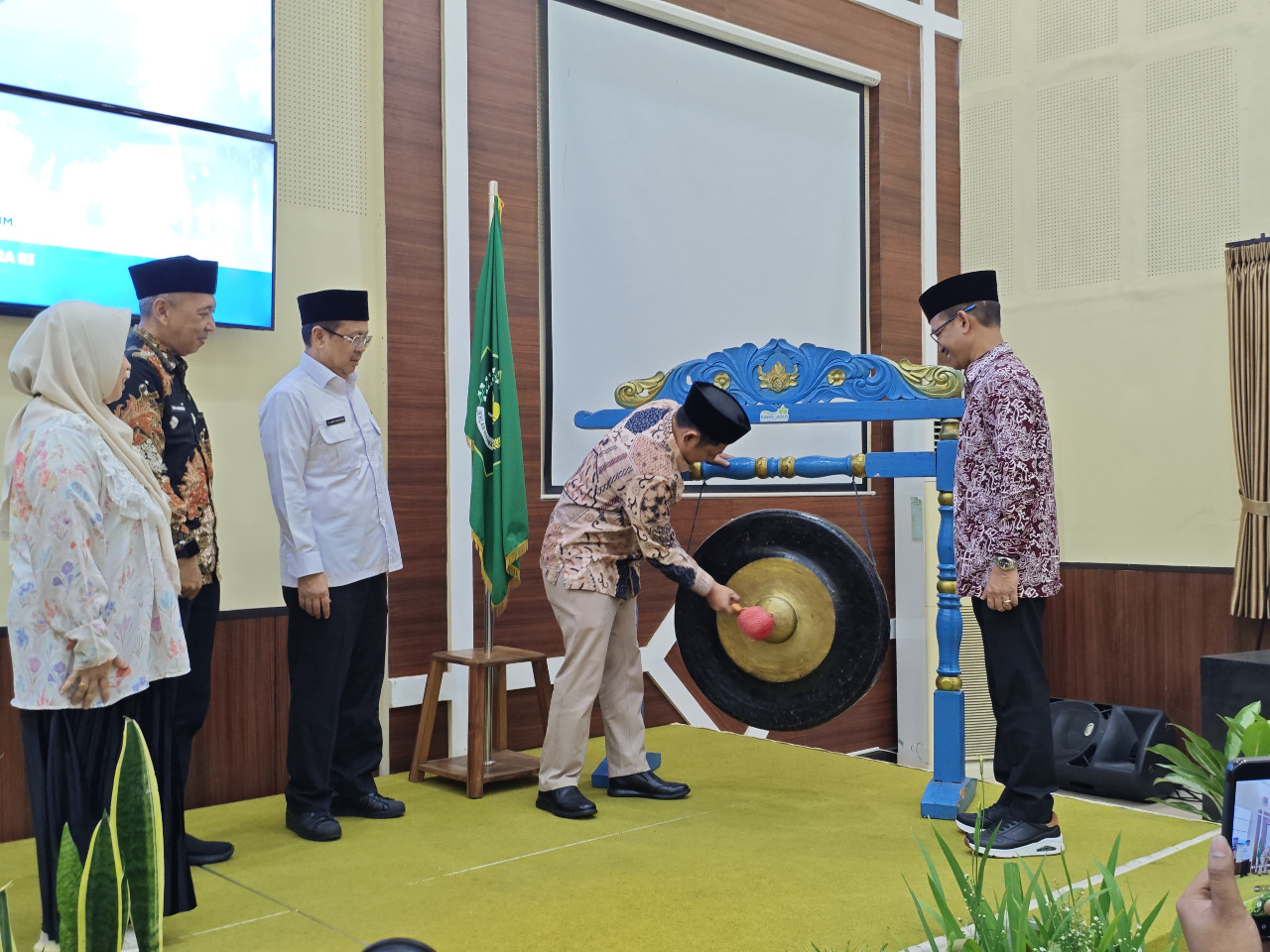 Resmikan Program Eco-Campus, Kang Dhani Ingatkan Dampak Perubahan Iklim!
