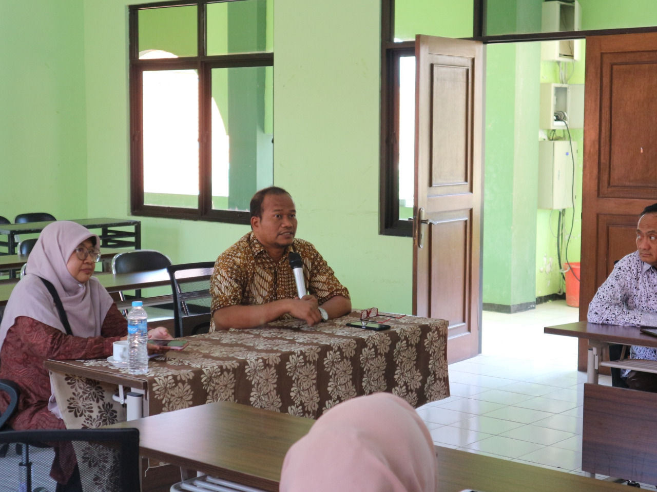 Tim Rumah Publikasi Universitas Islam Negeri (UIN) Sunan Ampel Membedah Jurnal Heritage dan Lektur

